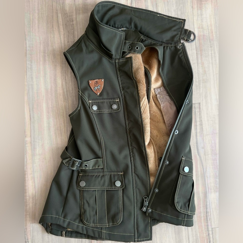 Goode Rider Faux fur equestrian vest in a XS - Picture 6 of 7